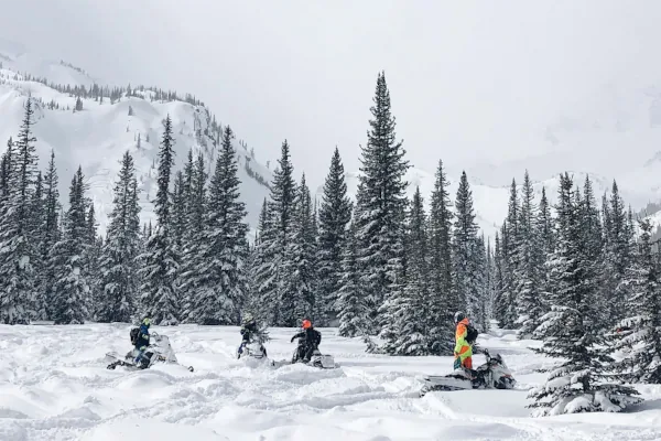 Skutery śnieżne na zimowej, górskiej trasie – wyprawa z przewodnikiem